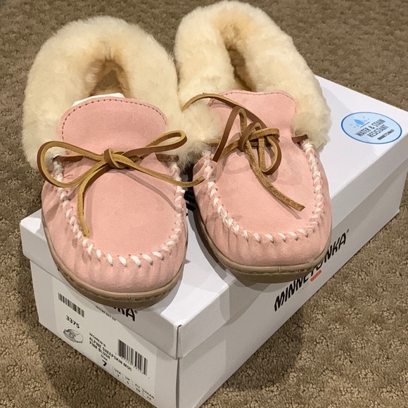 Minnetonka Shoes - NWT Minnetonka Classic Pink Suede Moccasins Lined W/Genuine Sheepskin Wool Sz 7